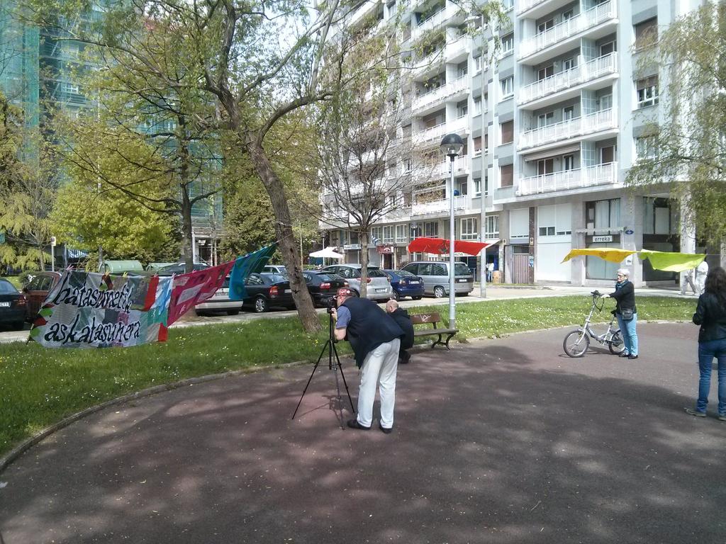 GureEskuAmaraBe's tweet photo. Hasi gara lanean Ferrerias plazan. Gazteak, umeak... denak elkarrekin #ehuntzen @GureEskuDago http://t.co/K4RSCn9ewB