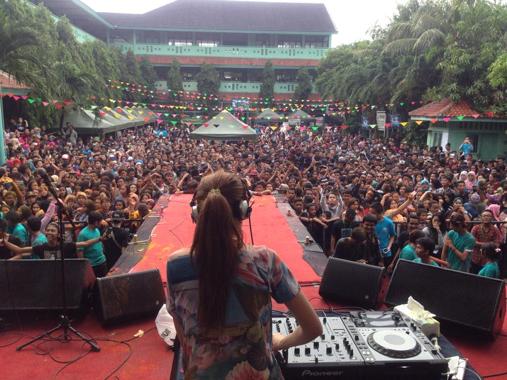 \m/ RT <a href="/BuzangMedia/">Buzang Media</a>: PECAAAHHH!!! Penampilan dari <a href="/DJ_Yasmin/">Fahria Yasmin Baladraf</a> di <a href="/Thosca80/">T H O S C A 2015</a>