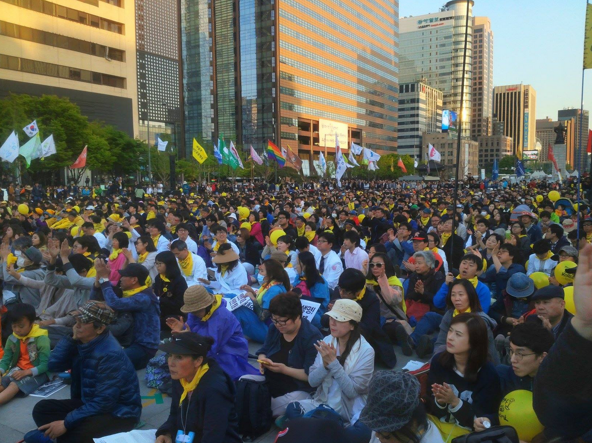 세월호특별법 시행령 폐기촉구 범국민추모문화제가 광화문 세종대왕상 앞에서 진행중입니다.
유가족을 범죄자로 만드는정부
진실을 인양하라.
시행령을폐기하라.