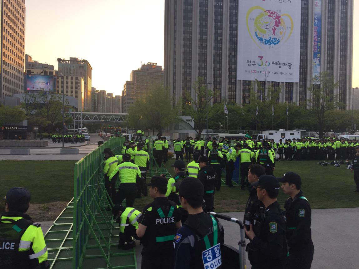 광화문광장 안, 경찰이 방어벽을 치고 있습니다.