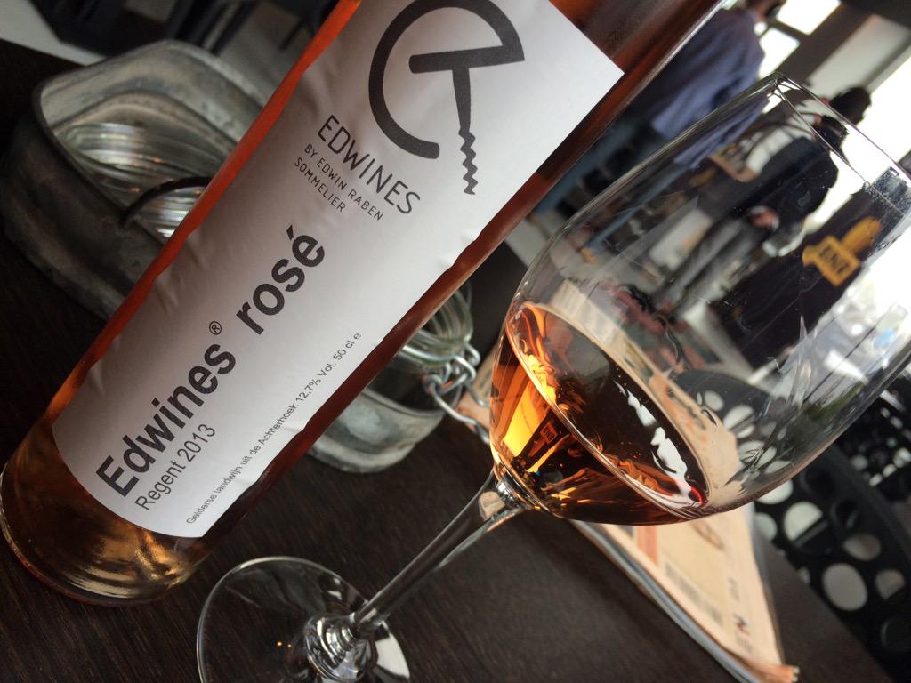 Het is bij <a href="/BNR_ZZPCafe/">BNR ZZP Café</a> nooit te vroeg om wijn te proeven! Proost <a href="/Smartcook/">Julius Jaspers</a> en <a href="/edwines_com/">Edwin Raben</a>