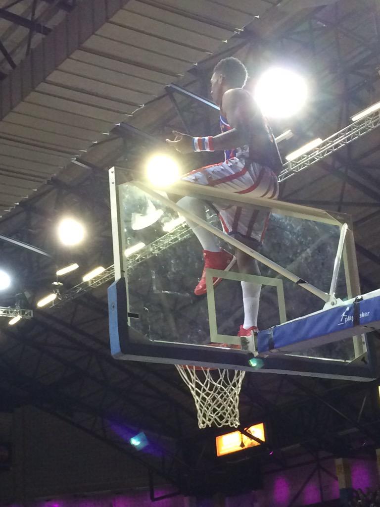 Gavin_Rudd's tweet photo. Think I have lost @Irving_Jessica to a @Globies #BullBullard  #DizzyEnglish http://t.co/ucWYL3Z92u