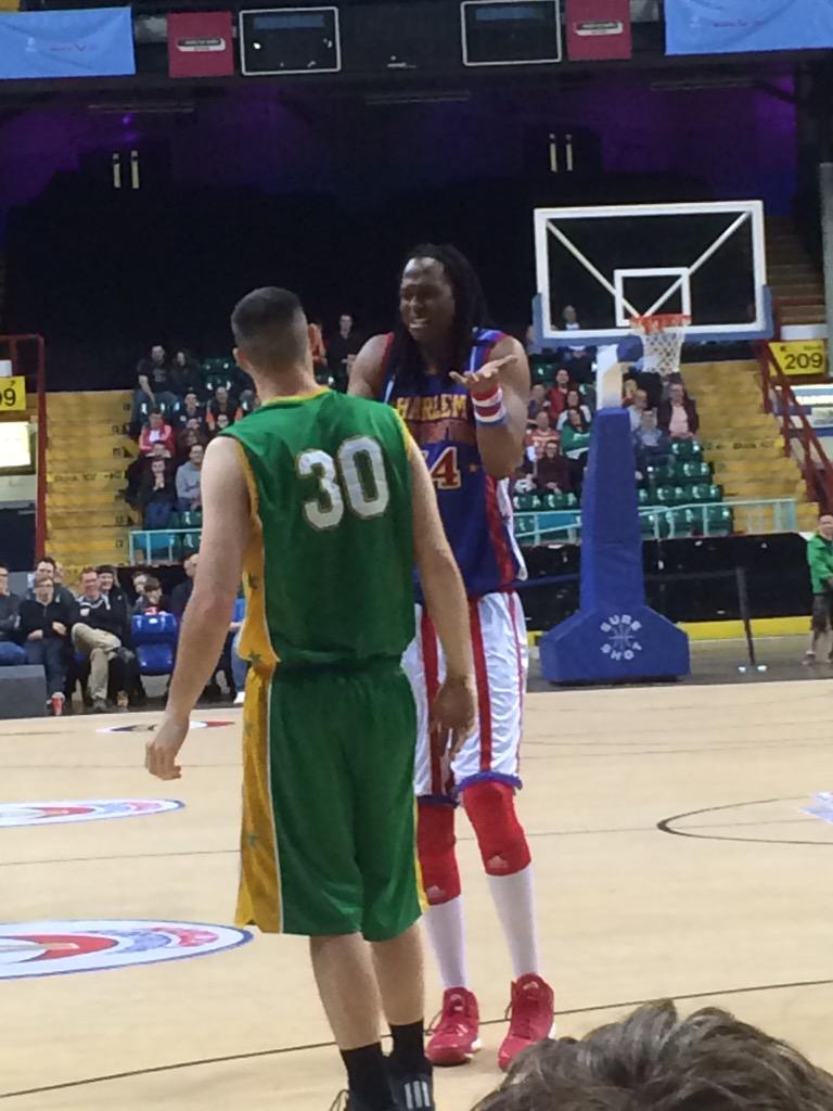 Gavin_Rudd's tweet photo. Think I have lost @Irving_Jessica to a @Globies #BullBullard  #DizzyEnglish http://t.co/ucWYL3Z92u