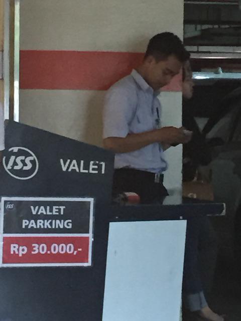 riqjebs's tweet photo. Sudah menunggu 1 jam ternyata kunci masi di laci itu juga istri sy yg cari ke laci parahh nih di lotte mall bintaro http://t.co/E3MGJa1sRO
