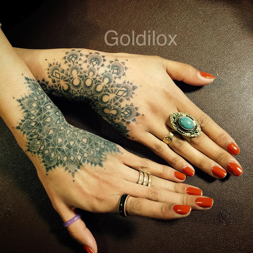 Goldiloxrox's tweet photo. Nikki's hands. Top fresh, bottom healed a year. #goldilox #incandescence #handtattoo http://t.co/sBTSNGkWIg