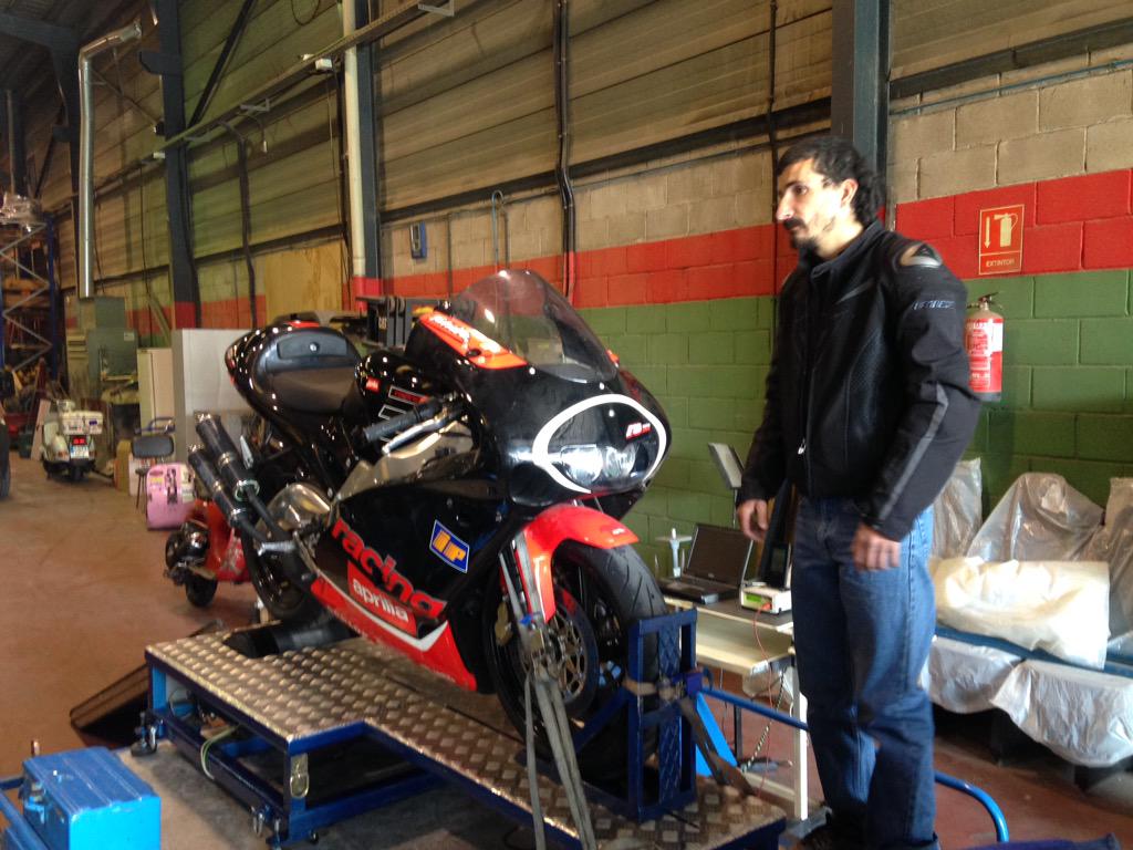 equipodelamor3's tweet photo. Mañana de pruebas en banco, la #Vespa3 ha dado 25cv, 😜, seguimos con las pruebas. #LoveTeam objetivo #VTR24h http://t.co/RrXqVtKKFg