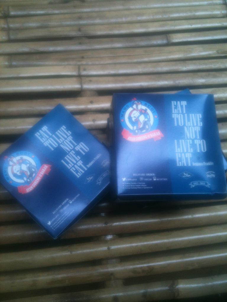 Thank you so much <a href="/ABMangBudi/">#AyamBakarMangBudi</a> for supporting our event 😃🐓 #englishFestival2015