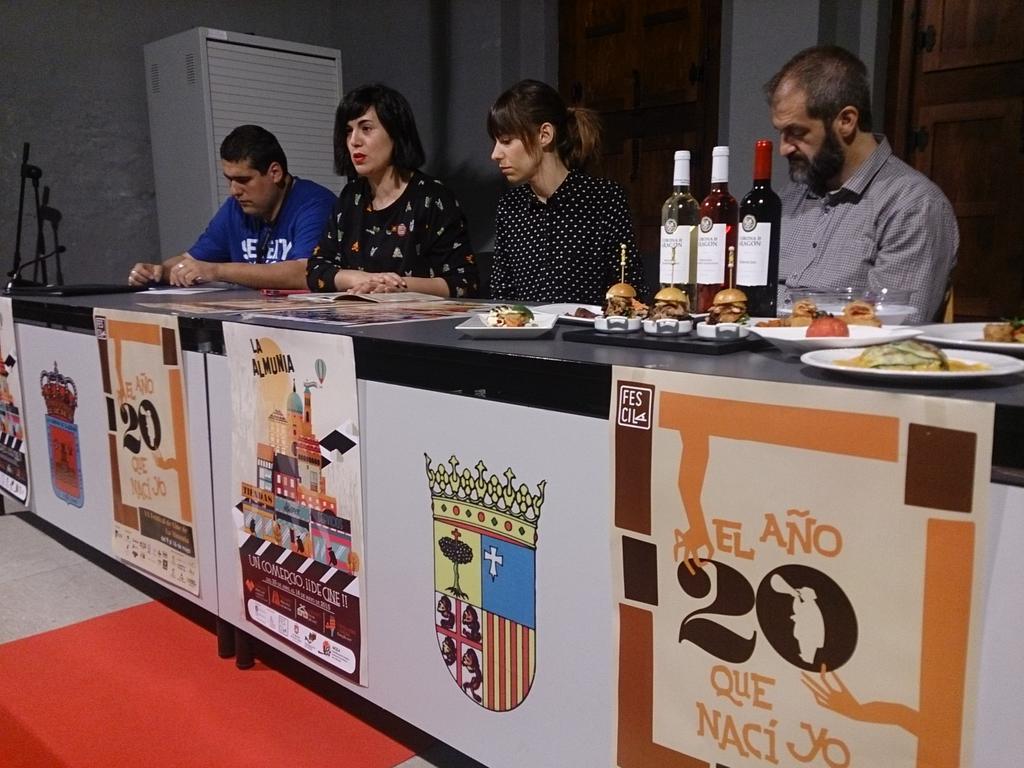 fesciLA's tweet photo. En la presentación del programa 2015 con tapas de @almuniadecine y vinos de @GrandesVinos_CA ¡No queda nada! #Fescila http://t.co/iVXFgAIYjq
