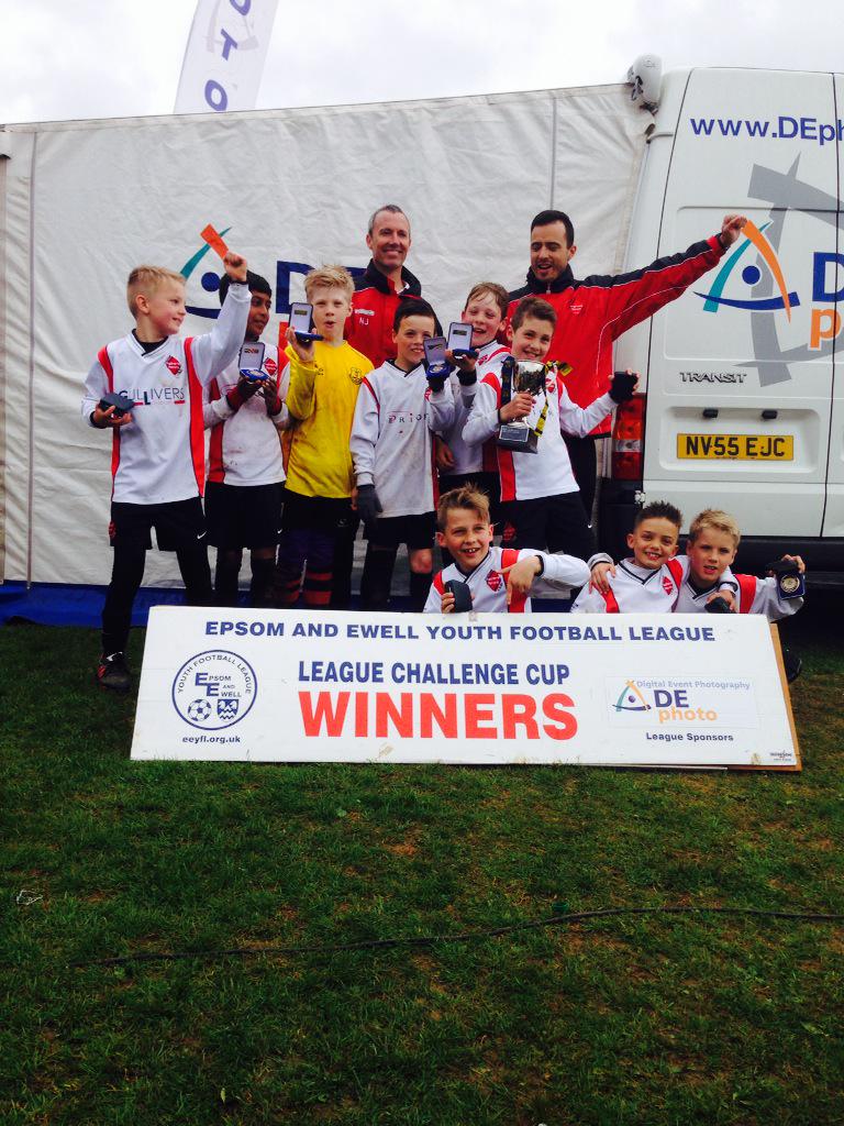 CroygasYfc's tweet photo. The moment our Under 10's were crowned Champions! Congratulations to the players age coaches!! #kingswoodchampions http://t.co/q0Rcu197Ah