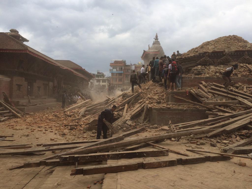 Un potente seísmo causa más de un millar de muertos en Nepal CDbkmT-VIAAMOz3