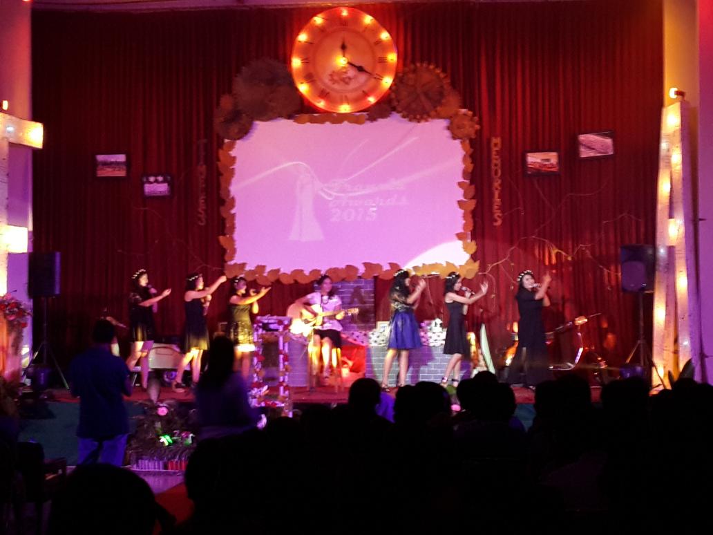 OSISFransiba's tweet photo. Selanjutnya penampilan dari Bunga Vokal group.. Wow ketjeh!! http://t.co/7DSv8f63Vg
