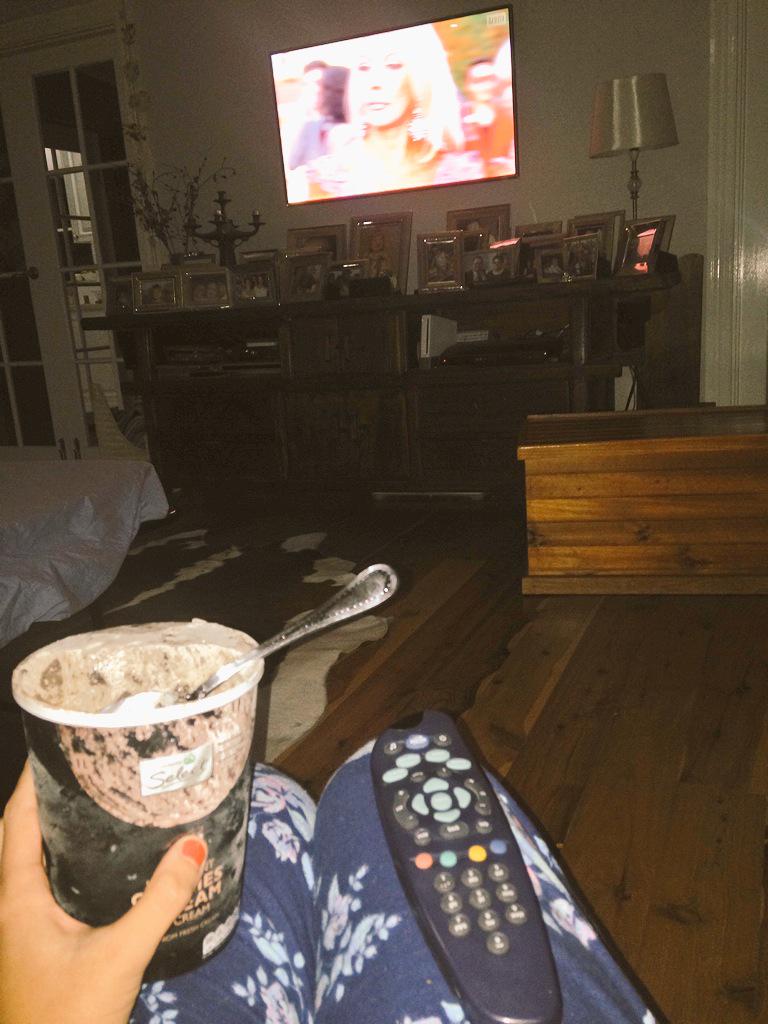 n20sof's tweet photo. Cookies and cream and The real housewives of Melbourne #relax 👌🍨🍪🍦😍 http://t.co/i7wGo9I2V8
