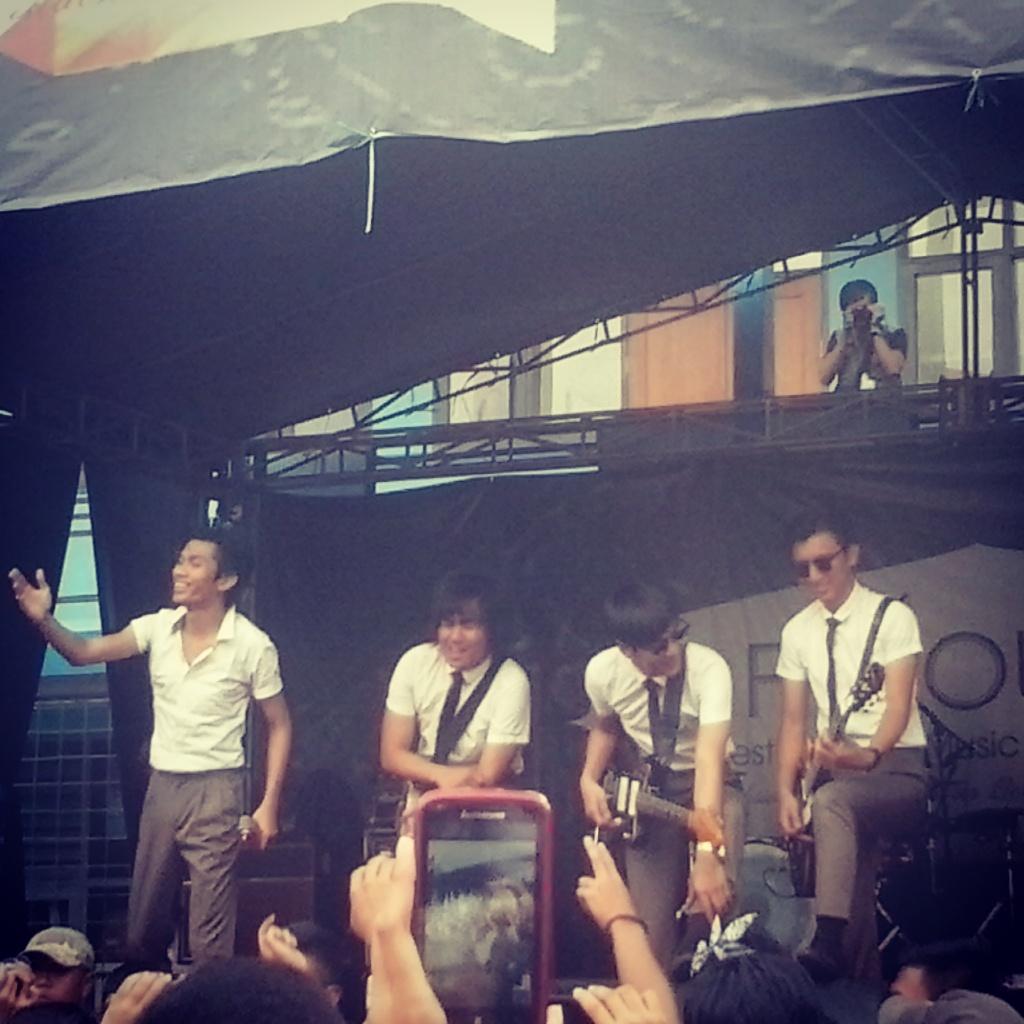 Jeni_032's tweet photo. @twitchangcuters kalian petjah gilaaaa \m/ mampir deui nya kang ^^ @FAMOUSsmansadey http://t.co/G0dlYLcIc9