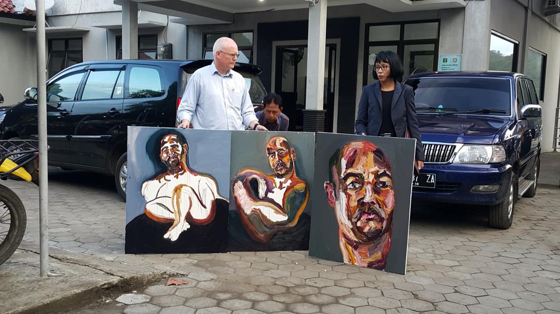 JewelTopsfield's tweet photo. Haunting inscription on Myuran Sukumaran painting on right: "April 25. The 72 hours just started." #bali9 http://t.co/bX37gAIrHf