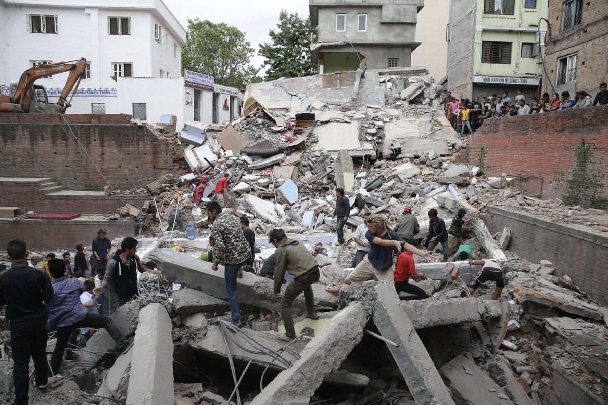 elEconomistaes's tweet photo. Masacre en Nepal: el terremoto se ha cobrado, al menos, 449 víctimas mortales http://t.co/gXupeaD83p http://t.co/pI1AqNApAl