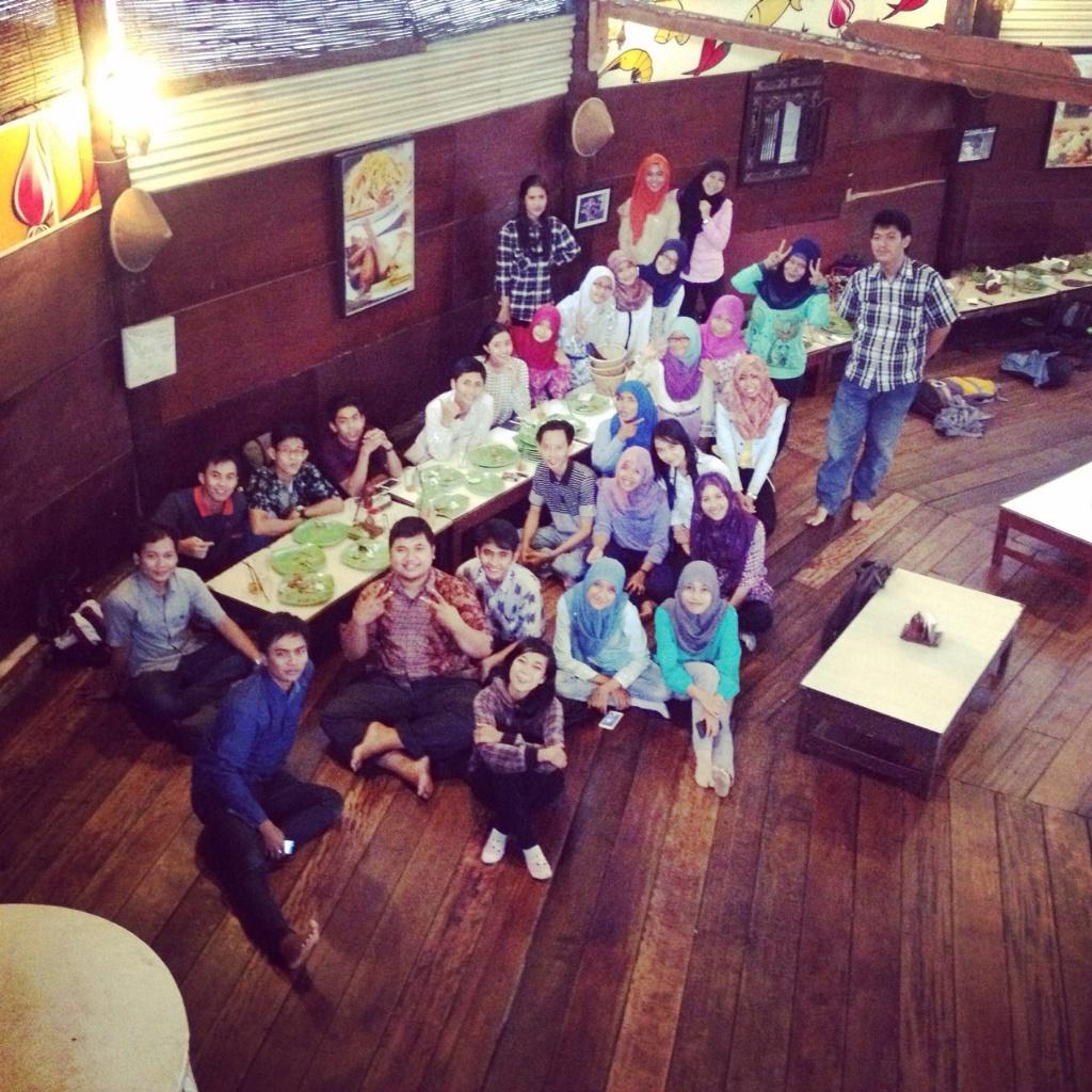 TeaterCermiN__'s tweet photo. Syukuran teater cermin yang baru bisa dilaksanakan beberapa waktu yang lalu. SemangArt berkarya guys ♥ http://t.co/S7GwkB1LAv