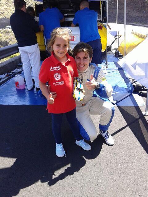 DISAMotor's tweet photo. A pesar de todo, @ECruz_Oficial no pierde la sonrisa y atiende a los aficionados más jóvenes. #SubidaElTime http://t.co/7xhhix9VUg