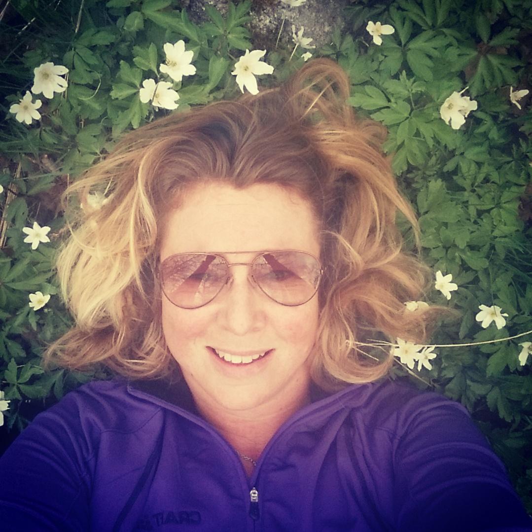 carogrip's tweet photo. @carogrip passerar vitsipporna igen och kan inte låta bli! 
#vårskrik #springfie http://t.co/Gz2Ta4sTQ0