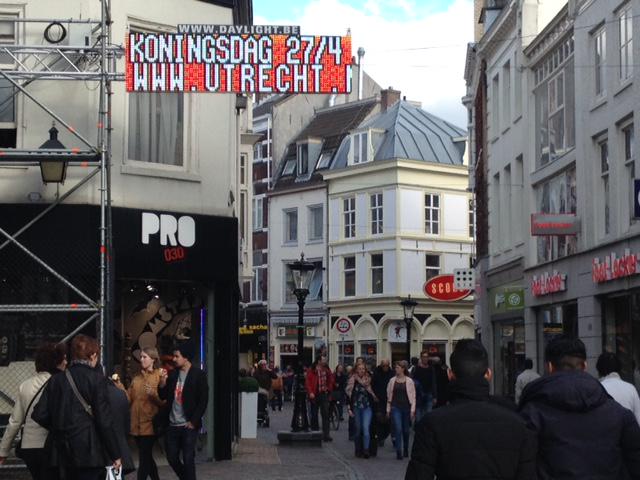 GemeenteUtrecht's tweet photo. De #lichtkranten zijn al gespot #koningsdag030 #vrijmarkt030 http://t.co/599GlhAn9d http://t.co/H6gSU834zu