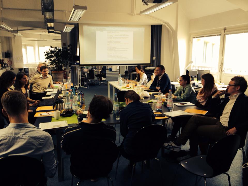 Jenny &amp; @Soerengeti stellen grade beim Treffen der "Initiative Teilen" unsere Bibliothek an der Walmer Highschool vor