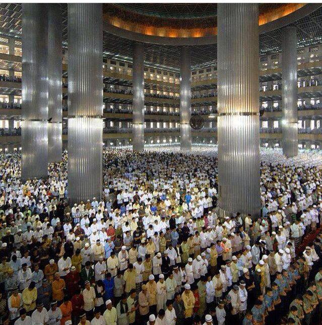 TweetBaraka's tweet photo. On a la plus belle des communauté ! 💯😍 l'islam nous a réunie quelque soit notre couleur ou origine ! http://t.co/8ZClLKEANG
