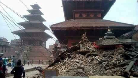 9NewsAUS's tweet photo. Death toll rises to over 400 after earthquake rocks Nepal. http://t.co/ByWnWs8eq0 #9News http://t.co/zDYh336ZIq