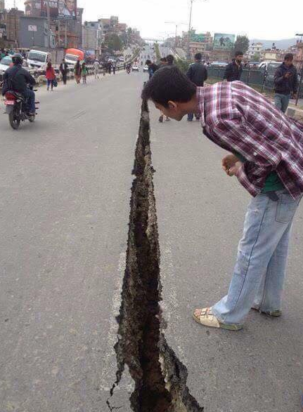 9NewsAUS's tweet photo. Death toll rises to over 400 after earthquake rocks Nepal. http://t.co/ByWnWs8eq0 #9News http://t.co/zDYh336ZIq