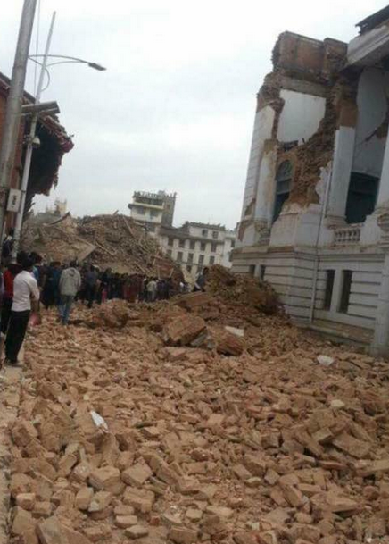 Death toll rises to over 400 after earthquake rocks Nepal. short.ninem.sn/ajX4avQ #9News