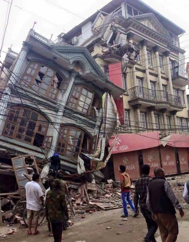 9NewsAUS's tweet photo. Death toll rises to over 400 after earthquake rocks Nepal. http://t.co/ByWnWs8eq0 #9News http://t.co/zDYh336ZIq