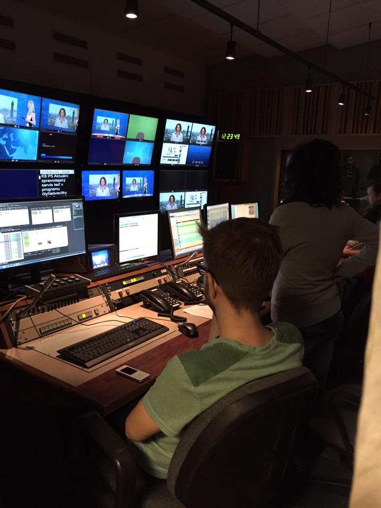 PetrCanik's tweet photo. Dnes v České televizi o projektu @vymoly. Btw. už sledujete náš výmolářský Periscope? #vymoly http://t.co/eAJQ0CfIla