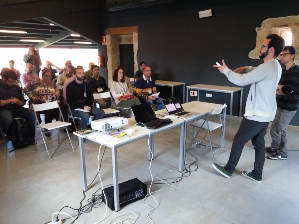 andresh's tweet photo. .@domesticstream hablando de datos, tecnología, creatividad y personas en #NautilusHack http://t.co/UMETOIPCOP