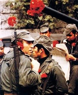 ComHistorico's tweet photo. Hoy 25 de abril se conmemoran en Portugal los 41 años de La Revolución de los Claveles. http://t.co/bMUN2HFVvu
