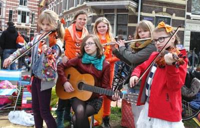 Vier feestelijk en veilig Koningsdag bit.ly/1aXhjep in #Groningen Extra bussen en treinen #kd050 .<a href="/QbuzzGD/">Jonas (Fronk)</a>