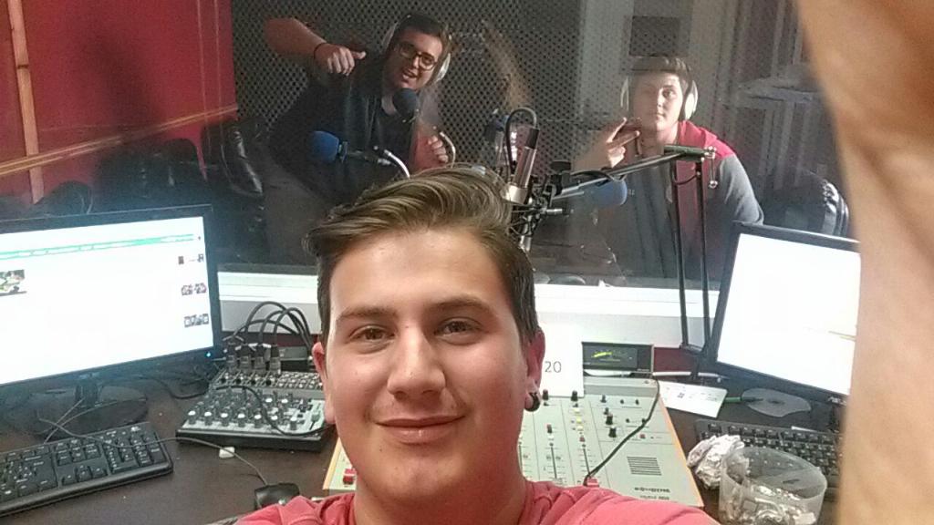 ReggaeSoundshow's tweet photo. Foto de ayer en el estudio haciendo el directo de #ReggaeSound 🔝 📷 http://t.co/O9hyNXNeN6