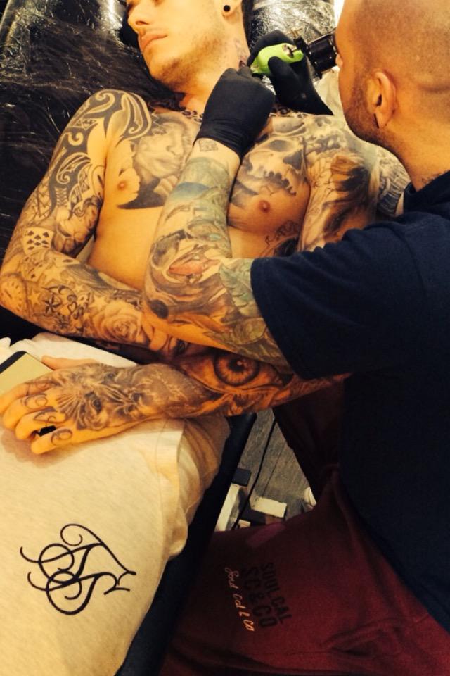 AggysInk's tweet photo. Barry adding to @Chet_Sket #Butterflies #Neck #Ink #Tattoos #Art #ContinuousDelivery #watchthisspace #Aggysink πππ― http://t.co/dwhSDao2Ut