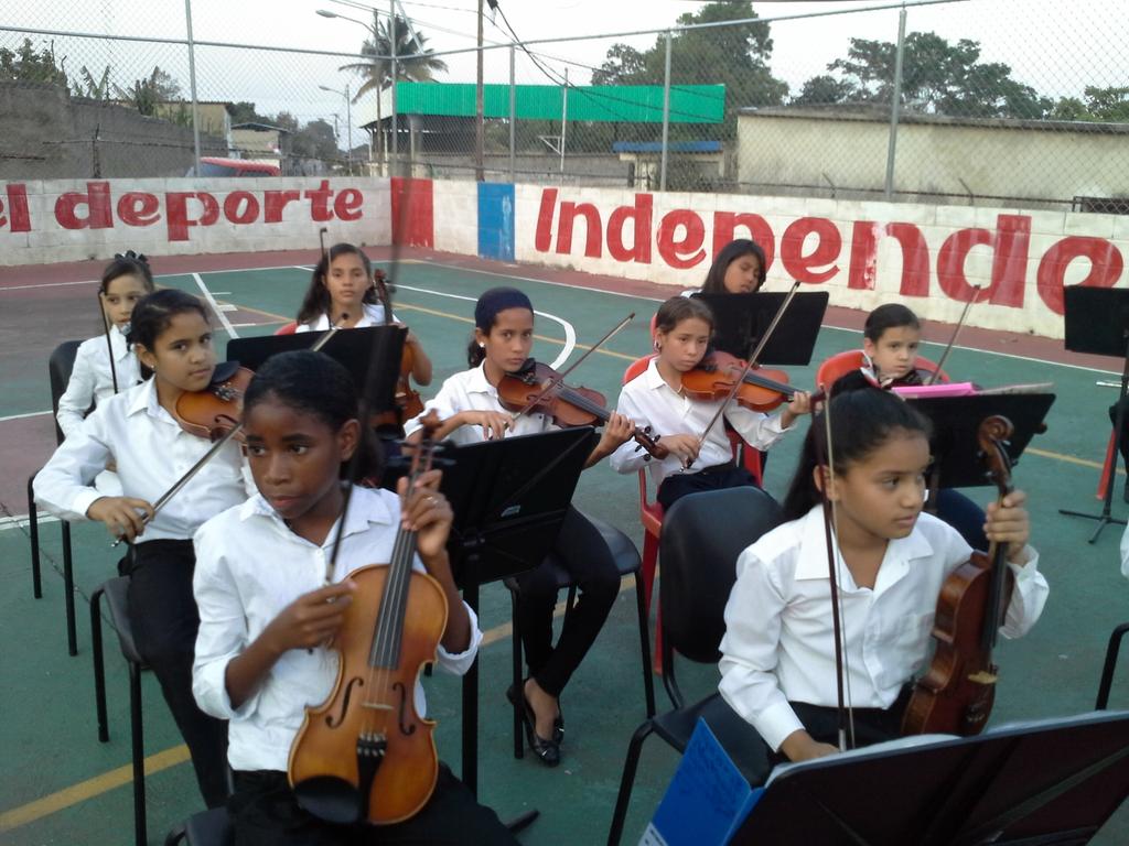 Concierto en el complejo residencial los hermanos #ElSistemaCumple40 modulo las piedras independencia