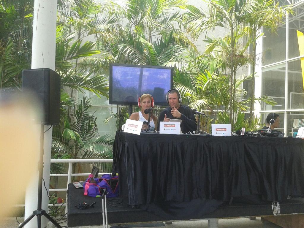 LaMega997's tweet image. En vivo desde el @fitfestve en el MACZUL la bella @espinajc #VidaEspinaca #DondeSea