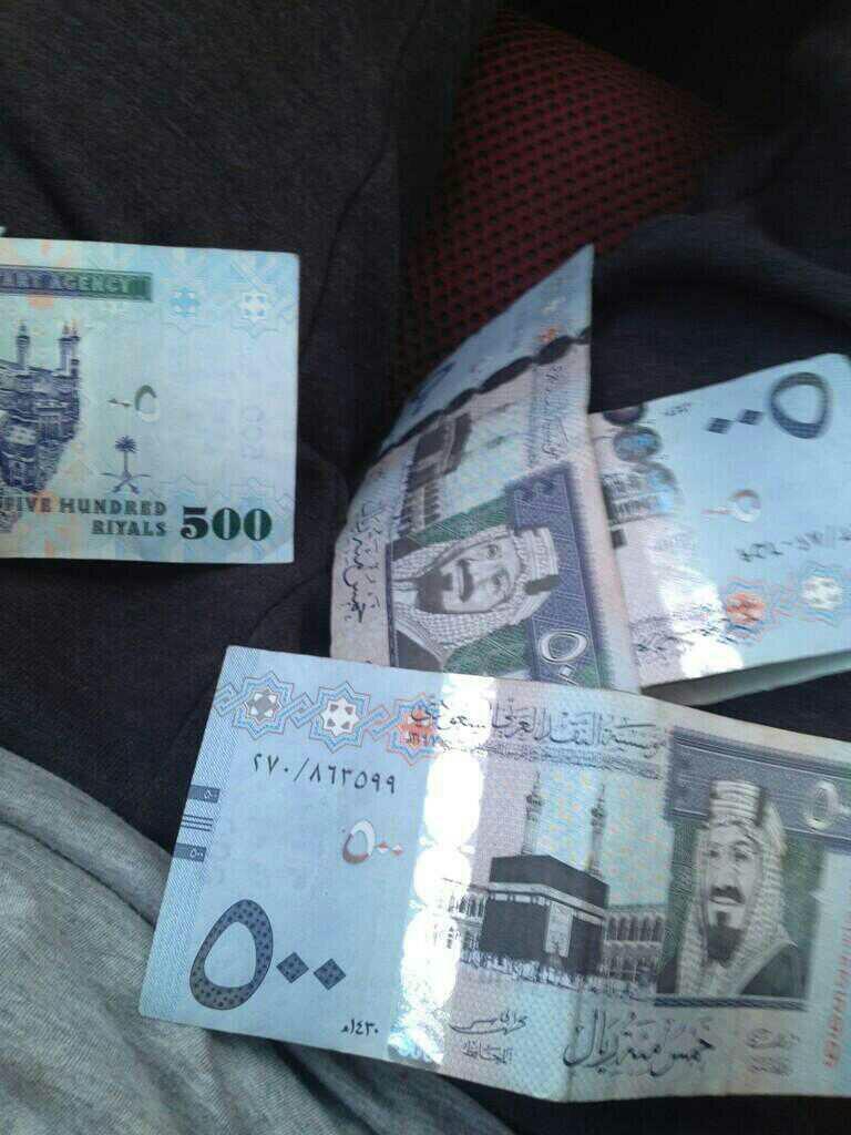 thgfdjfd's tweet photo. من يبي فلوس http://t.co/qxz1cUlZye