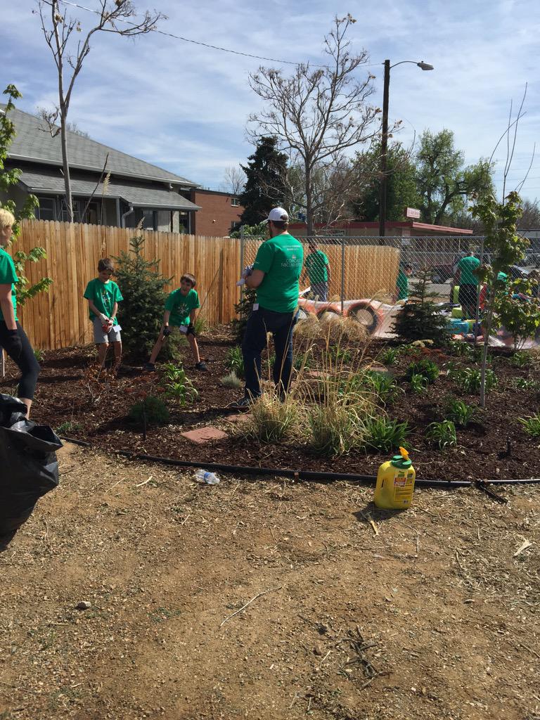 shawnadamson's tweet photo. Comcast Business Denver Team creating a community garden space for Boys and Girls Club #CCDAY2015 @comcastbusiness http://t.co/J71PYdCOoZ
