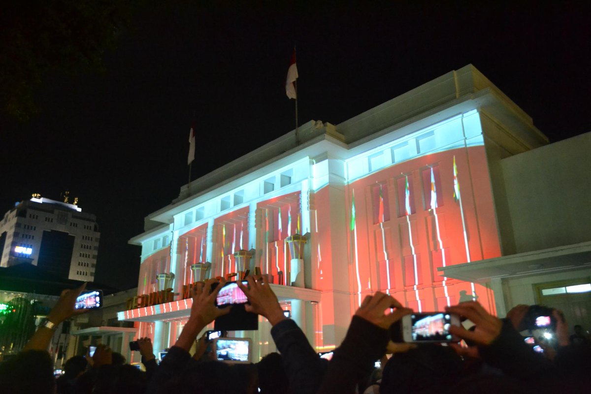 MilanistiAlfin's tweet photo. Video Mapping kece persembahan @NMworld Menutup #AAParade hari ini. Salut Kawan! @Your_Bandung @AACarnival2015 http://t.co/cT8z5WjcFL