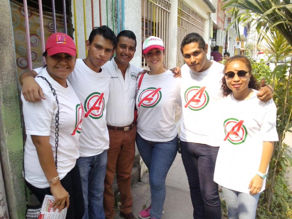 MattyPalafox's tweet photo. @JOVENES_AHB listos para comenzar recorrido con nuestro amigo @AHB_adrian VAMOS!! Por el #DistritoLocalVI la manga 3 http://t.co/HNWW0D6fzV
