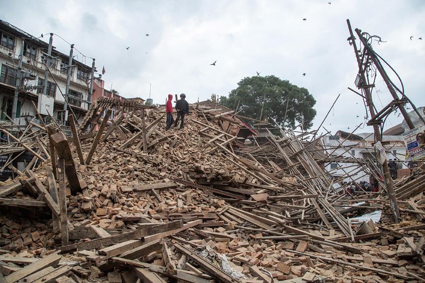 Casi 1.500 muertos por el fuerte terremoto en Nepal. Han declarado catástrofe humanitaria goo.gl/pqGz51