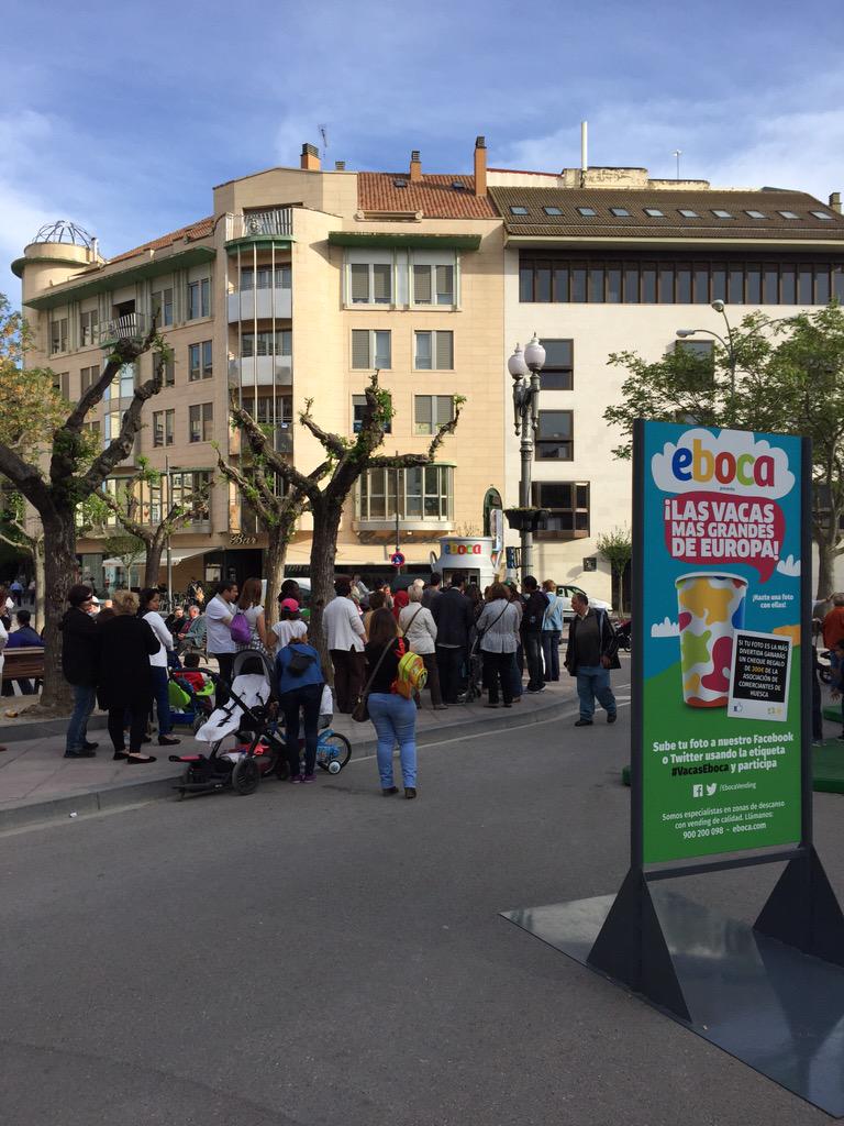 Manuel_eboca's tweet photo. La lechera de @EbocaVending no para de servir cafes a todos los oscenses que se acercan a ver las #VacasEboca #Huesca http://t.co/MdF4b7h92S
