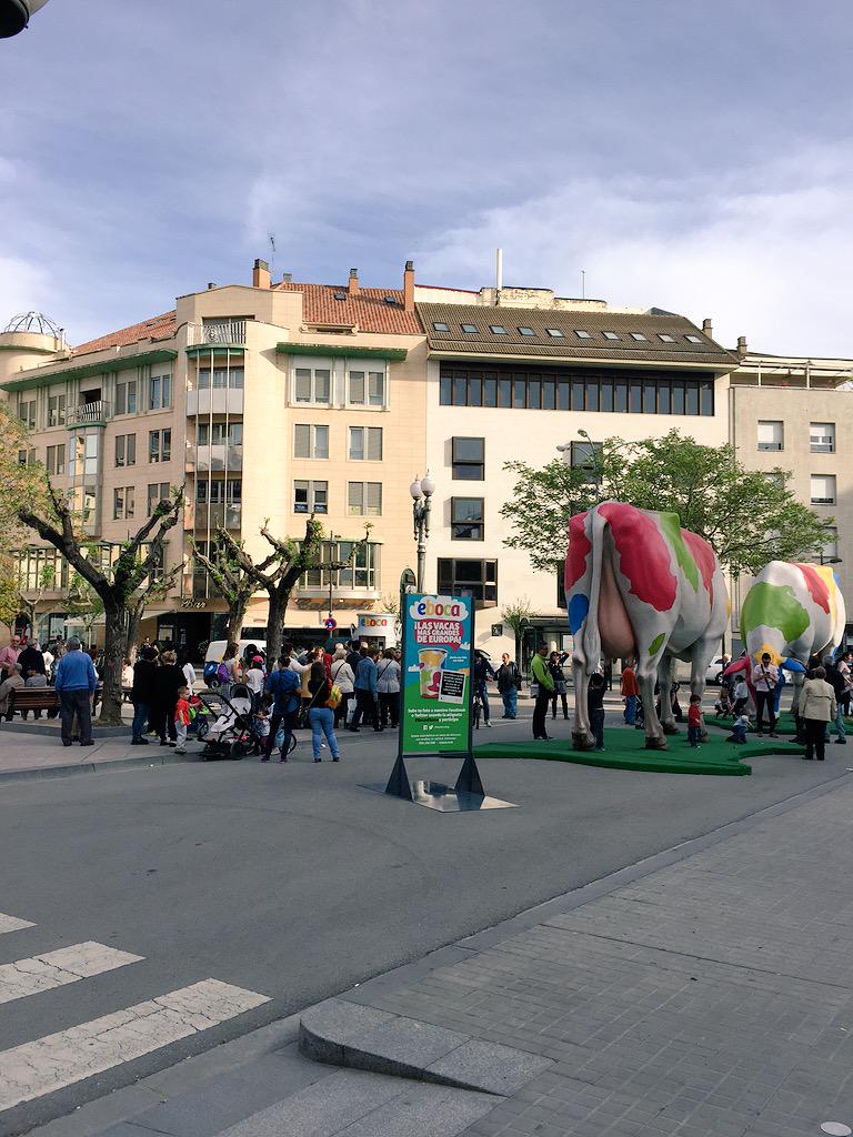 Manuel_eboca's tweet photo. La lechera de @EbocaVending no para de servir cafes a todos los oscenses que se acercan a ver las #VacasEboca #Huesca http://t.co/MdF4b7h92S