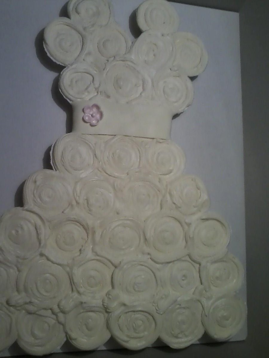 Debs_Delights14's tweet photo. #Bridalshower #cupcake dress delivered!  Have fun at the shower! #DebbiesDelights http://t.co/1W0Sb6noI5