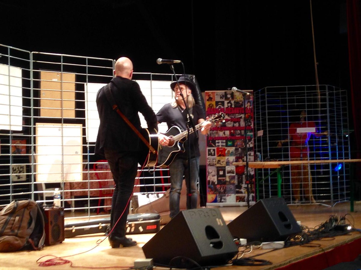 PatrickSimonin's tweet photo. Mini concert de @Elliottmurphy devant l'expo des grandes heures du château d'Hérouville #VanDisc à Auvers sur Oise http://t.co/YLPrEdiguB
