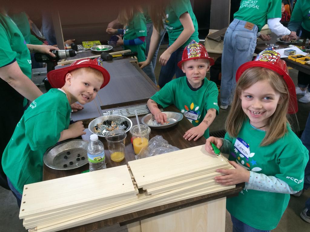 ComcastMSP's tweet photo. MT @JBirrizzle: #ccday #bridgingmn #next100 We've got excellent volunteers!  Eli,  Jacob &amp; Katelyn THANK YOU TO ALL http://t.co/rUu7qz8Kr6
