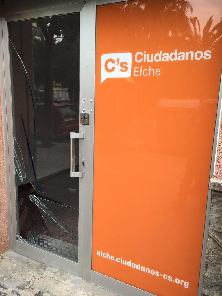 CaballeroElche's tweet photo. Hay quien no le gusta respetar las normas de la democracia. Acto vandálico hoy contra la sede de @CiudadanosCs Elche http://t.co/9rDn25by7x