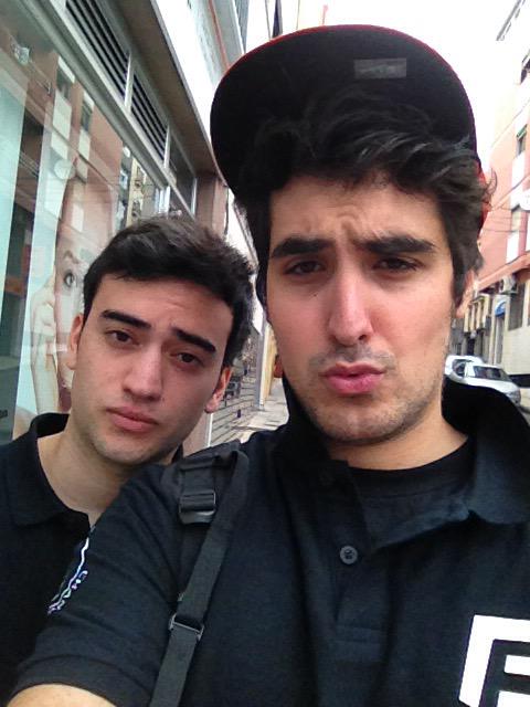 fakerboys's tweet photo. El mid y el community manager http://t.co/Z1C5c1XjW7