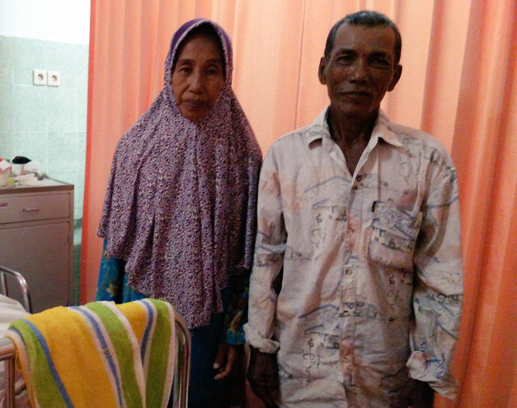 3/6 ibuknya #zamroni seorang penjual kue keliling..sdgkan ayahnya tukang sapu di parkiran makam sunan giri gresik